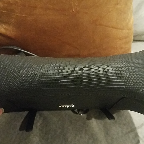 NWOT Black Textured Purse By Guess. - Picture 4 of 7